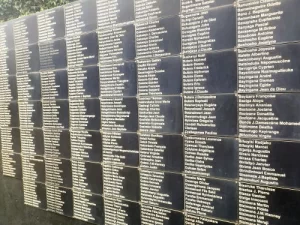 Memorial com os nomes das vítimas tutsis do genocídio ruandês de 1994